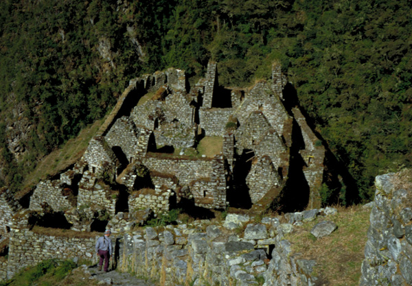 The ruins of Huinay Huayna on the Inca Trail