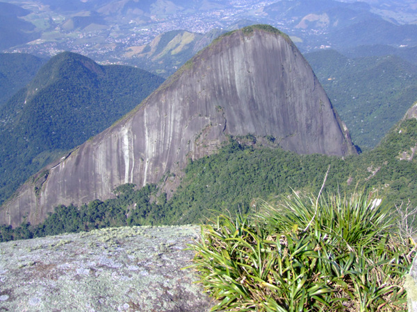 The view from the summit of the Dedo down onto the peak of Escalavrado,