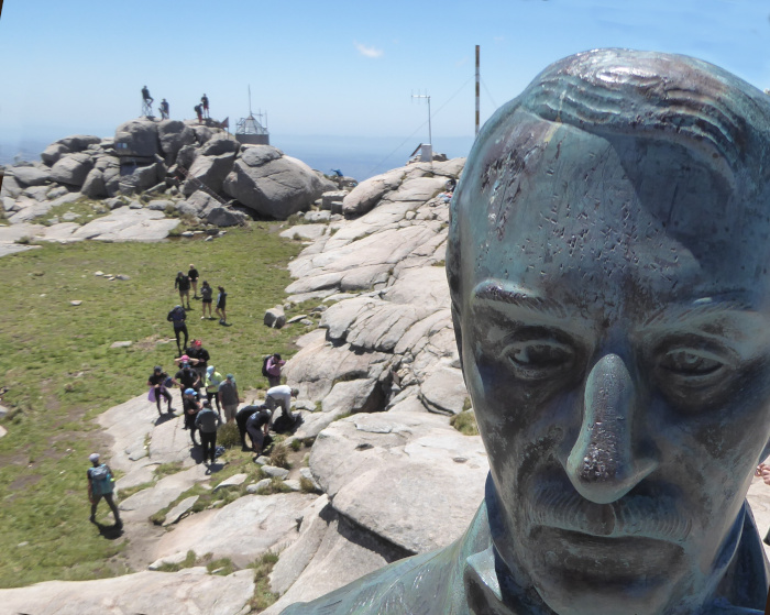 Loads of people on the summit of Champaqui. 